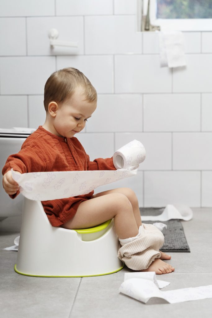 Sos Spannolinamento: una guida per genitori Full Shot Cute Kid Holding Toilet Paper 1 683x1024